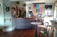 Bar, Kafe dan Lounge Shooters Saloon Bar Hotel & Cabins
