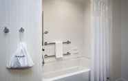 Toilet Kamar 6 Hampton Inn & Suites by Hilton Seattle/Northgate