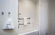 Phòng tắm bên trong 6 Hampton Inn & Suites by Hilton Seattle/Northgate
