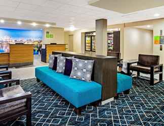 Lobby 2 La Quinta Inn & Suites by Wyndham New Cumberland-Harrisburg