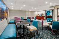 บาร์ คาเฟ่ และเลานจ์ La Quinta Inn & Suites by Wyndham New Cumberland-Harrisburg