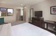 Bedroom 2 La Quinta Inn & Suites by Wyndham New Cumberland-Harrisburg