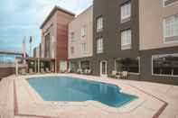 Swimming Pool La Quinta Inn & Suites by Wyndham New Cumberland-Harrisburg