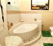 Toilet Kamar 4 Oceanview B&B 85 Oceanview Drive