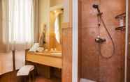 Toilet Kamar 4 Paradise Hotel & Wellness