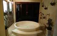 In-room Bathroom 3 Villa Sidemen