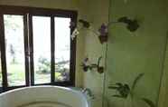 In-room Bathroom 2 Villa Sidemen