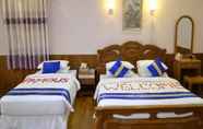 Kamar Tidur 6 Famous Hotel Bago