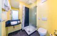 Toilet Kamar 2 Hostel Art & Style