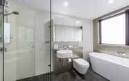 Toilet Kamar 5 Meriton Suites Church Street, Parramatta