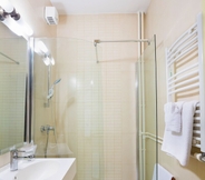 In-room Bathroom 5 ibis Styles Dunarea Galati