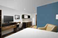 Bedroom WoodSpring Suites Baltimore White Marsh - Nottingham