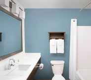 In-room Bathroom 7 WoodSpring Suites Baltimore White Marsh - Nottingham