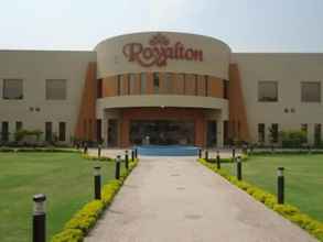 Exterior 4 Royalton Hotel