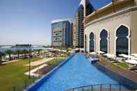 สระว่ายน้ำ Bab Al Qasr Residence