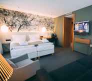 Bedroom 3 me and all hotel Dusseldorf, part of JdV by Hyatt