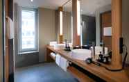 In-room Bathroom 7 me and all hotel Dusseldorf, part of JdV by Hyatt