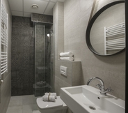 In-room Bathroom 3 Savamala Place