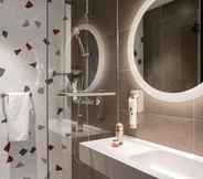 In-room Bathroom 6 ibis Styles Barcelona City Bogatell