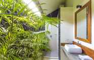 Toilet Kamar 7 Big Brother Surf Inn