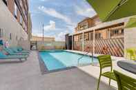 สระว่ายน้ำ Home2 Suites by Hilton Dallas Grand Prairie