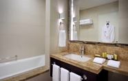 Toilet Kamar 7 Marriott Executive Apartments Downtown Abu Dhabi