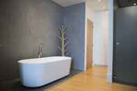 In-room Bathroom Bossche Suites Stationsweg