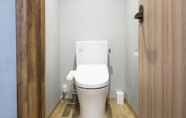 Toilet Kamar 3 Guest House Denchi - Hostel