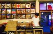 ล็อบบี้ 3 The Pax Hostel, Cafe & Records