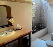 Toilet Kamar 4 Segara Wangi Beach Cottages