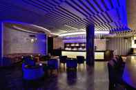 Quầy bar, cafe và phòng lounge Radisson Blu Plaza Resort & Convention Centre Karjat