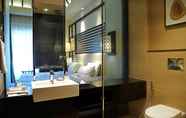 ห้องน้ำภายในห้อง 3 Radisson Blu Plaza Resort & Convention Centre Karjat