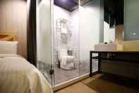 Toilet Kamar Nys Loft Hotel - Hostel