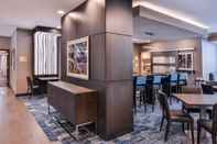 Quầy bar, cafe và phòng lounge Fairfield Inn & Suites by Marriott Raleigh Cary
