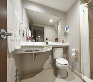 Toilet Kamar 6 City Express Suites by Marriott Tijuana Rio