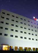 EXTERIOR_BUILDING Red Fox Hotel Chandigarh