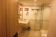 Toilet Kamar Red Fox Hotel Chandigarh