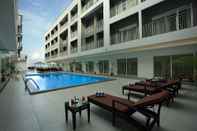 Kolam Renang Starlit Suites