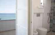 Toilet Kamar 5 Santa Maria 24 - Luxury Apartments