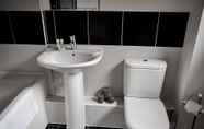 Toilet Kamar 4 Select Serviced Accommodation - Gweal Place