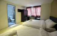 Kamar Tidur 2 Swiss Cottage Hotel