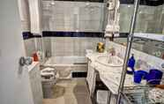 In-room Bathroom 7 The Beach Studio Daiguadolç by Hello Homes Sitges