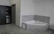 In-room Bathroom 5 Stars Inn Edmonton Airport