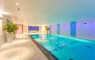 Swimming Pool 5 NY-LON Corporate Apartments