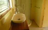 Toilet Kamar 5 Pohutukawa Coast Bed & Breakfast