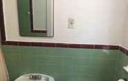 Toilet Kamar 6 Shelton Motel