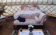 Bilik Tidur 2 Ceridwen Glamping, Double decker Bus and Yurts