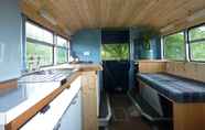 Bilik Tidur 7 Ceridwen Glamping, Double decker Bus and Yurts