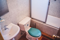 Toilet Kamar Hostal Ipanema