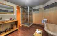 In-room Bathroom 7 Ingenia Holidays Rivershore